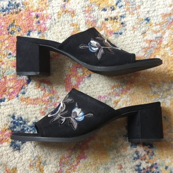 Liz Claiborne Shayla Floral Embroidered Peep Toe Slip On Block Heel Mules Black - Picture 7 of 16